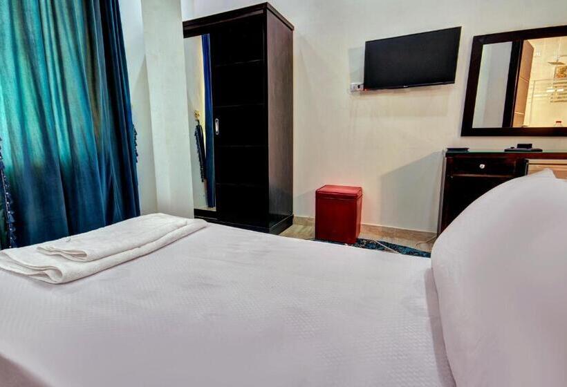 Deluxe Room, Tut Pyramids View