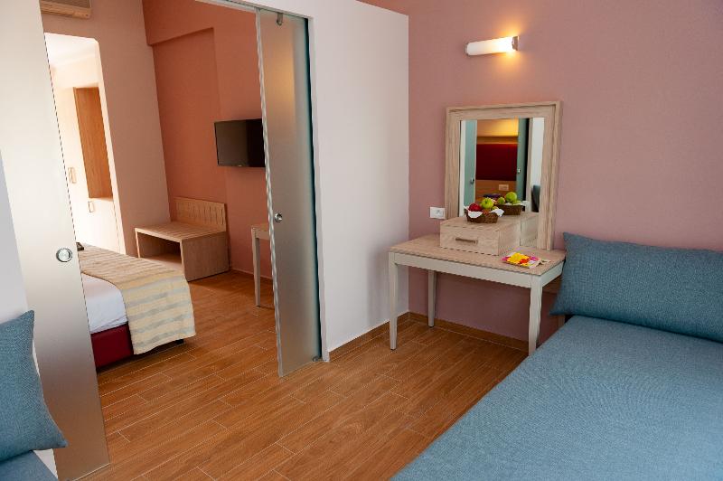سوییت جونیور, Ilunion Aqua 4