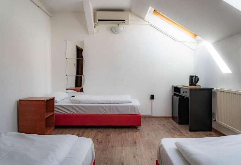 标准三人间, Equity Point Budapest