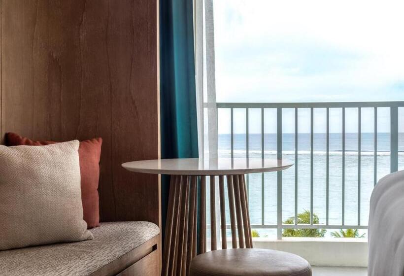 اتاق پرمیوم با چشم‌انداز دریا, Crowne Plaza Resort Guam