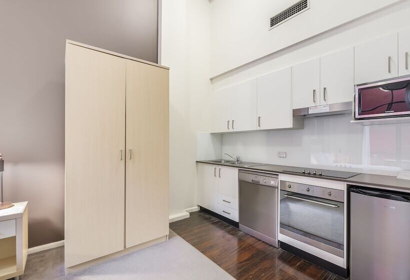 스탠다드 스튜디오, Oaks Sydney Goldsbrough Suites