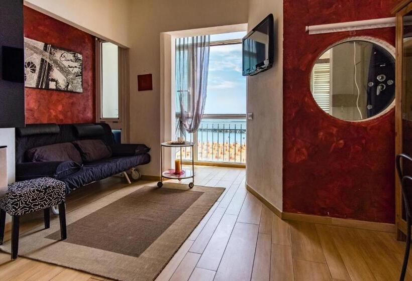 جناح مطلّ علي البحر, Estate
