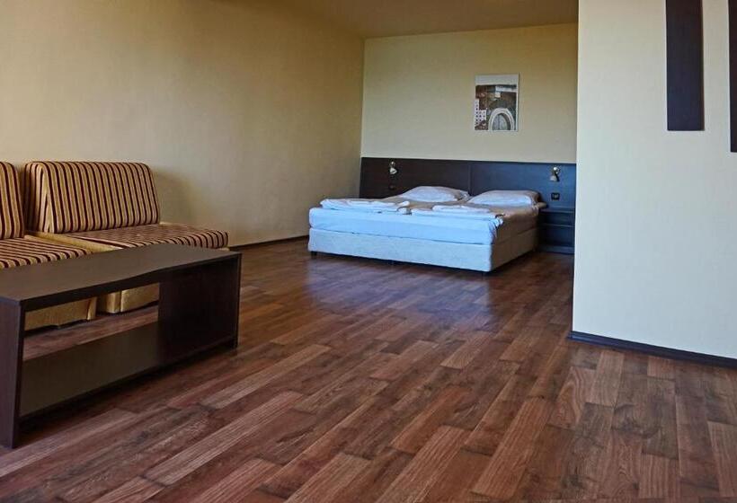 オーシャンビュースイート, Bisser Hotel   Free Parking   Free Pool Access