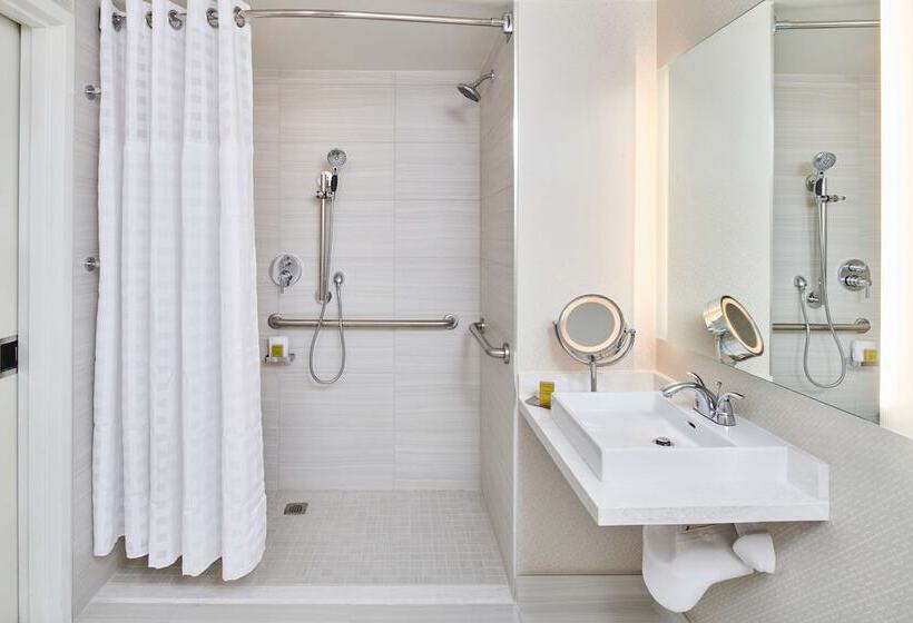 חדר דלוקס מותאם לאנשים עם מוגבלויות, Doubletree By Hilton Irvine   Spectrum