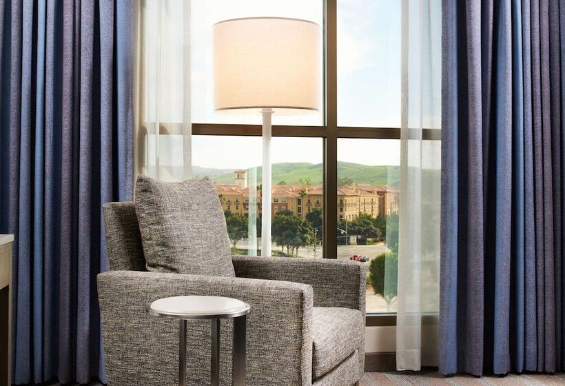 חדר דלוקס מותאם לאנשים עם מוגבלויות, Doubletree By Hilton Irvine   Spectrum