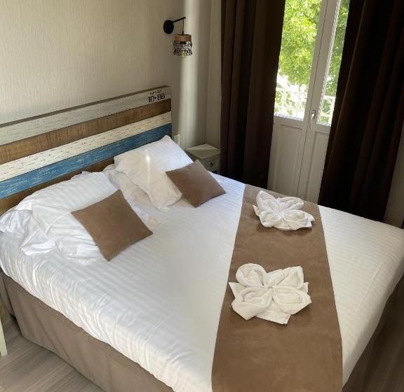Трехместный Номер Deluxe Вид на Море, Logis Hôtel  Restaurant Le Relais Guillaume De Normandy