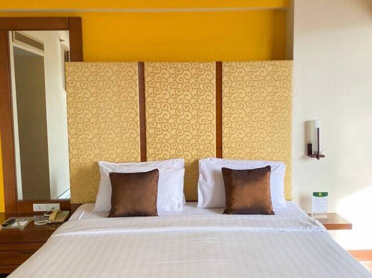 Люкс, The Seasons Pattaya   Sha Plus Certified