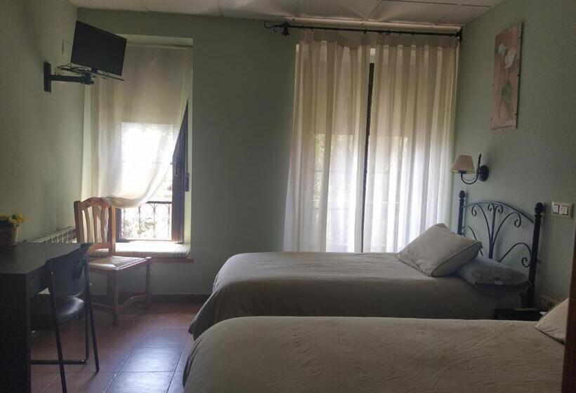 اتاق استاندارد با چشم‌انداز کوهستان, Hostal La Cigueña