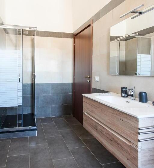 اتاق لوکس با چشم‌انداز دریا, Naro Suites And Rooms