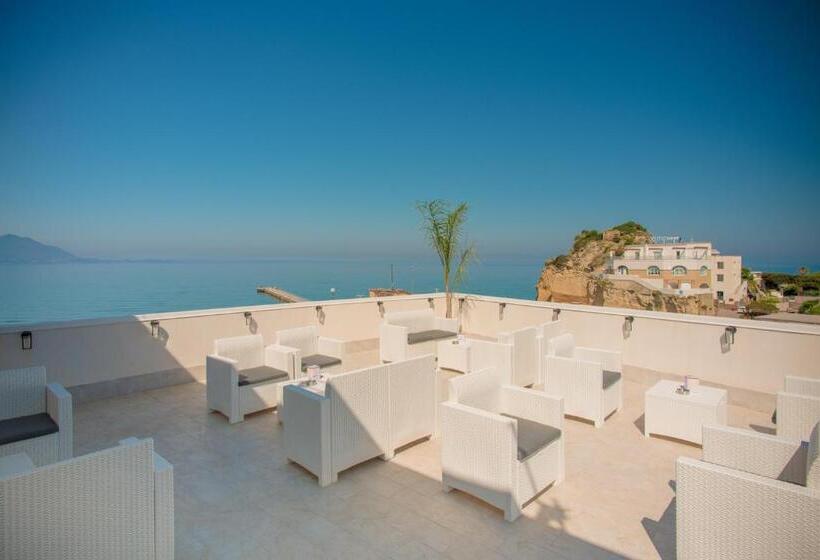 سوییت جونیور با چشم‌انداز دریا, Naro Suites And Rooms
