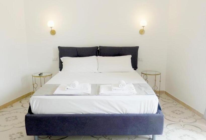 سوییت جونیور با چشم‌انداز دریا, Naro Suites And Rooms