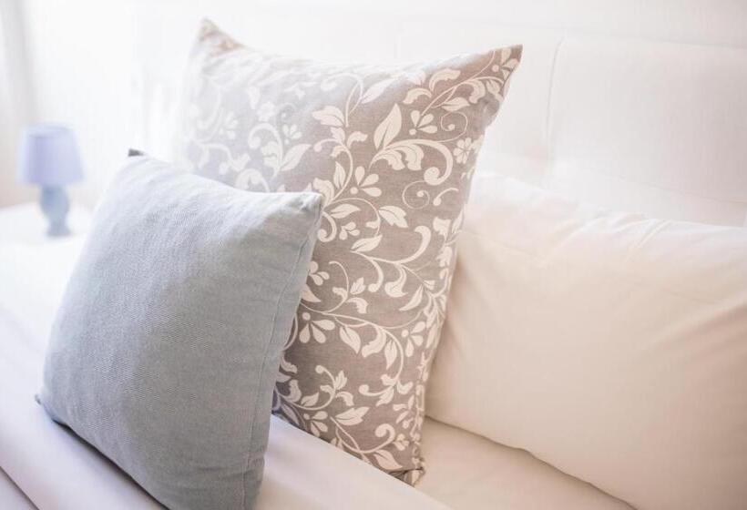 اتاق لوکس با چشم‌انداز دریا, Naro Suites And Rooms