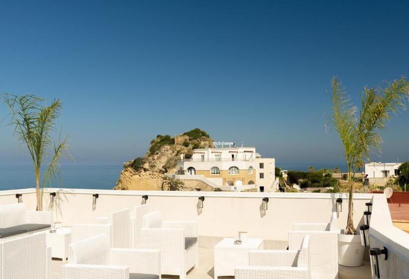 اتاق لوکس با چشم‌انداز دریا, Naro Suites And Rooms