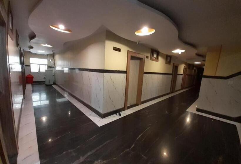 标准三人间, Metro Inn