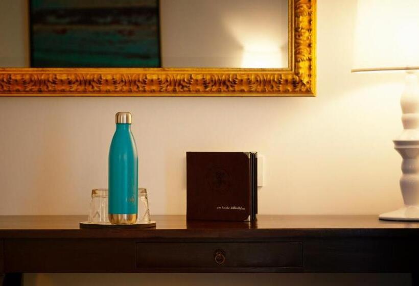 اتاق لوکس با چشم‌انداز دریا, Blue Margouillat Seaview Hotel Relais & Chateaux