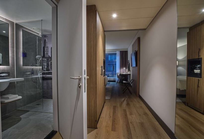 اتاق سوپریور با چشم‌انداز, Radisson Blu Hotel Zurich Airport