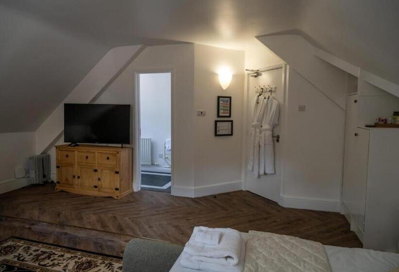 Четырехместный Номер Стандарт Вид на Сад, Croydon Hall