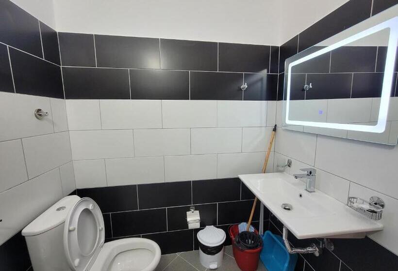 اتاق استاندارد چهارنفره با بالکن, Guesthouse Redilka