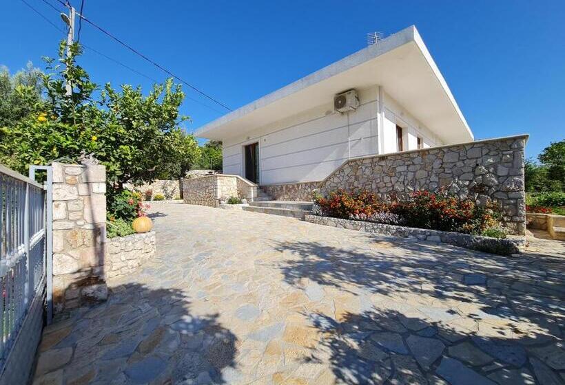 اتاق استاندارد چهارنفره با بالکن, Guesthouse Redilka