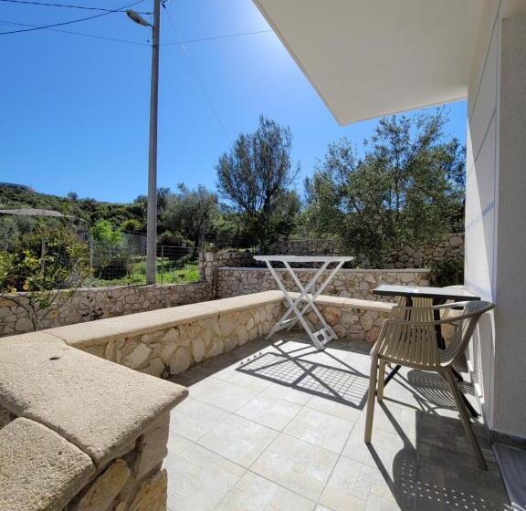 اتاق استاندارد چهارنفره با بالکن, Guesthouse Redilka