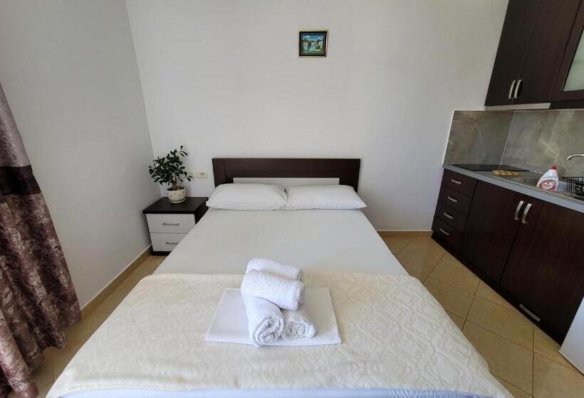 اتاق استاندارد چهارنفره با بالکن, Guesthouse Redilka