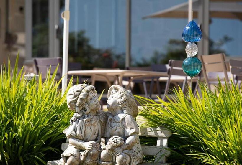 Семейный Номер, Hôtel Les Agapanthes