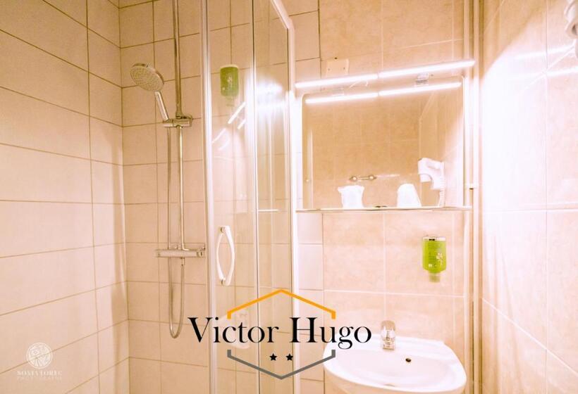 패밀리 룸, Victor Hugo Lorient