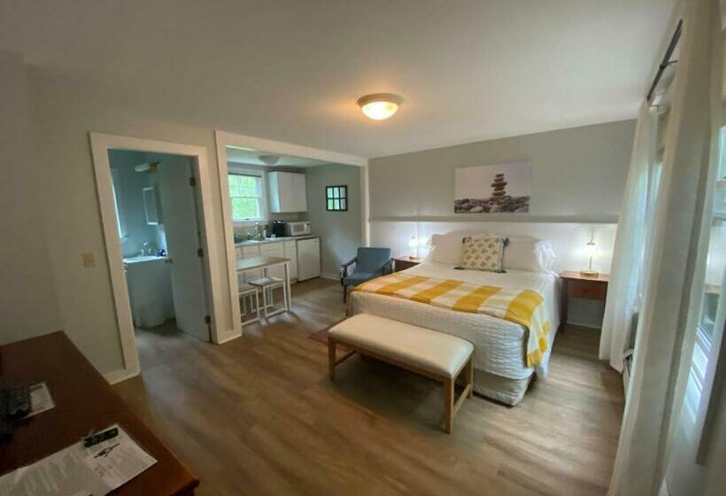 استودیوی استاندارد, Hanscom's Motel & Cottages