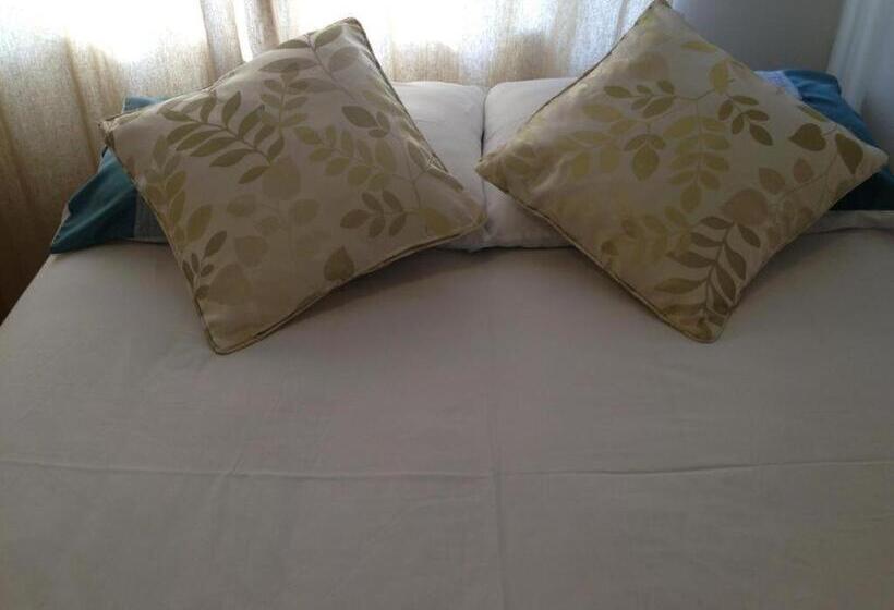 חדר סטנדרט לשלושה, Room In Guest Room   Comfortable Family Room With Tv, Free Fast Wifi, Sleeps 4 With 1 Bunk Bed
