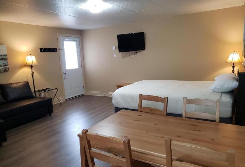 스탠다드 스튜디오, Parlee Beach Motel