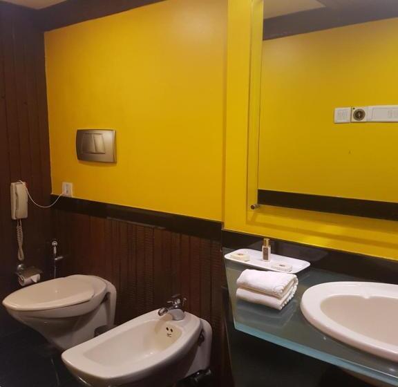 اتاق کلاب, Ramee Guestline Hotel Dadar