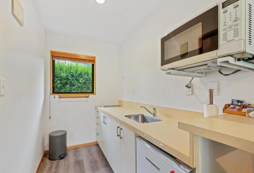 إستوديو قياسى, Alpine Garden Motel