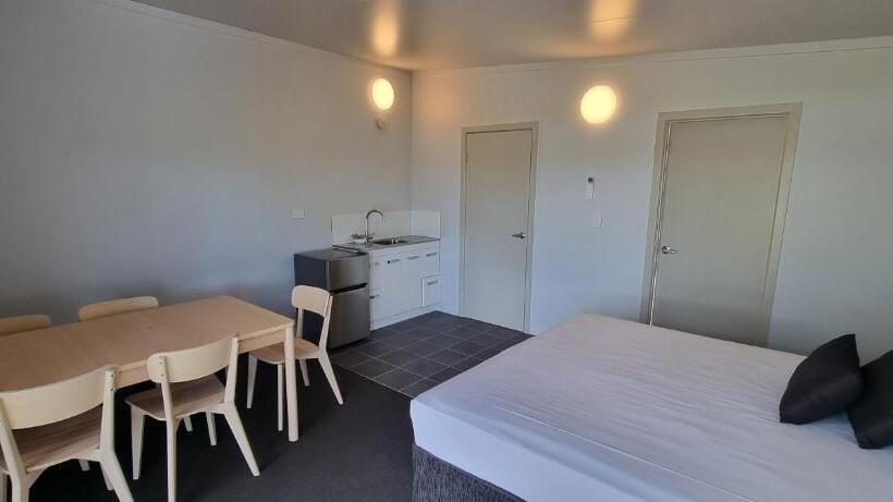 패밀리 스위트, Narangba Motel