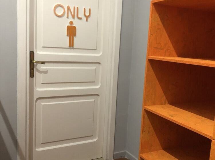 Кровать в Общей Комнате, H Hostel Friendly Accommodation