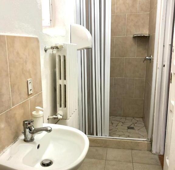 Кровать в Общей Комнате, H Hostel Friendly Accommodation