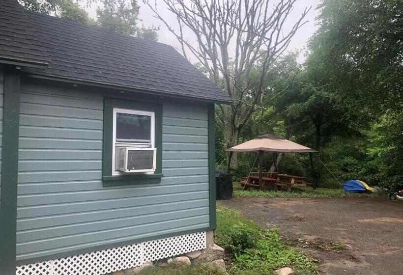 침실 2개 주택, Herring Run Motel And Tiny Cabins