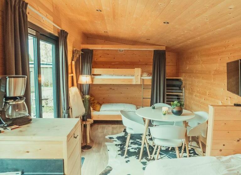 스탠다드 스튜디오, Tiny House 4 People