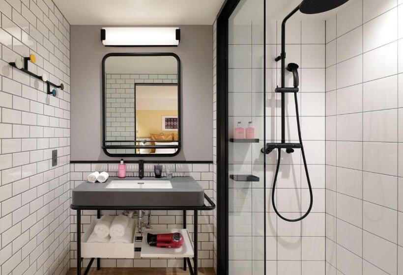 Zemin Kat Standart Oda, Moxy Kyoto