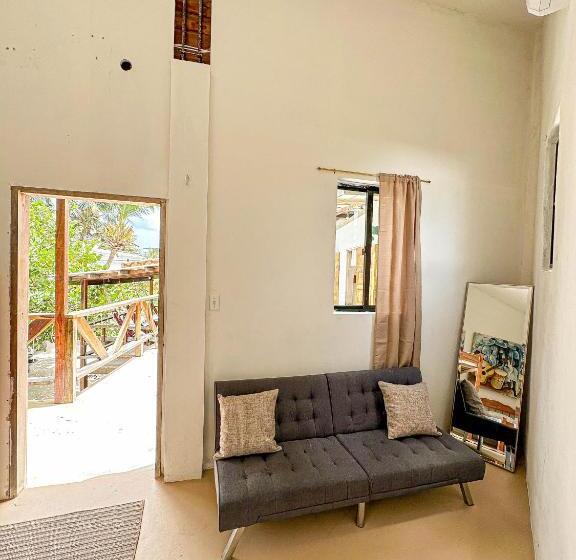 스탠다드 트리픔 룸 공동욕실, Bella S Backpackers Hostel