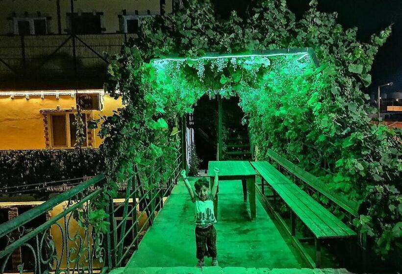 舒适三人间, Baku Black Mountain Guest House