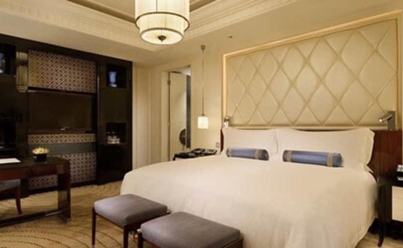Deluxe room with river view, The Peninsula Shanghai