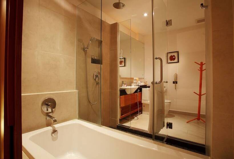 풀장 전망 디럭스 룸, La Flora Resort Patong