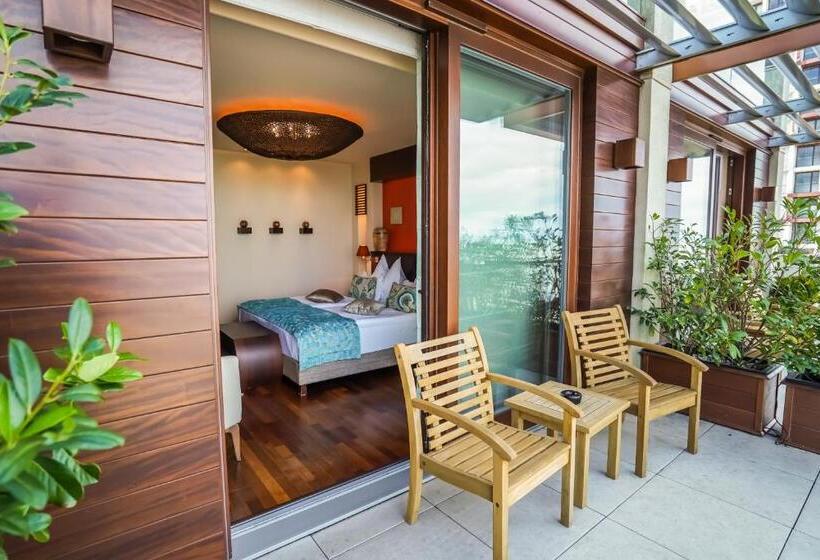 اتاق لوکس با چشم‌انداز دریاچه, Mala Garden Design