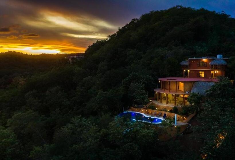 اتاق لوکس با چشم‌انداز دریا, Casa Biulú