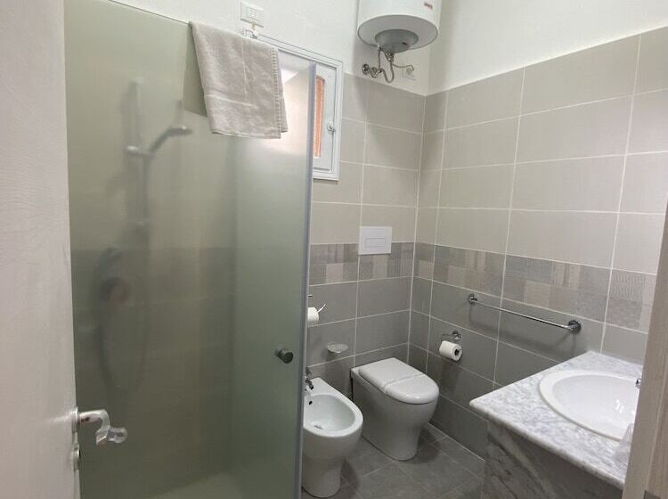 标准单人间, 38 Aira Hotels