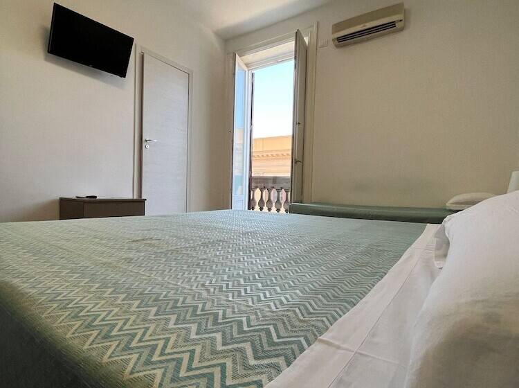 标准三人间, 38 Aira Hotels