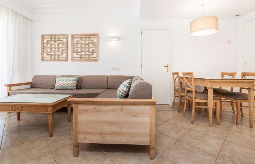 带有一个卧室和海景的高级公寓, Insotel Punta Prima Resort