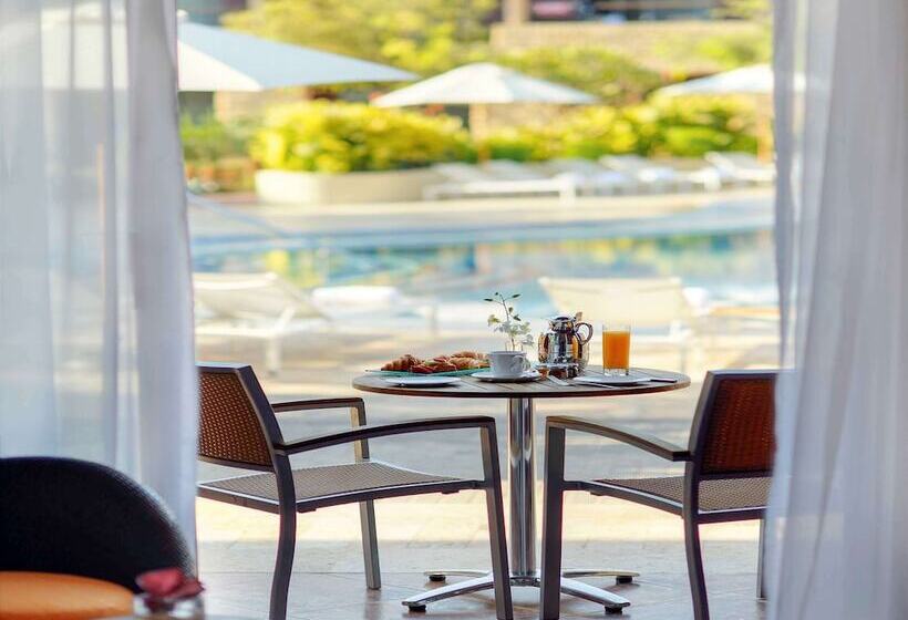 اتاق سوپریور با چشم‌انداز استخر, Movenpick Resort & Spa Tala Bay Aqaba