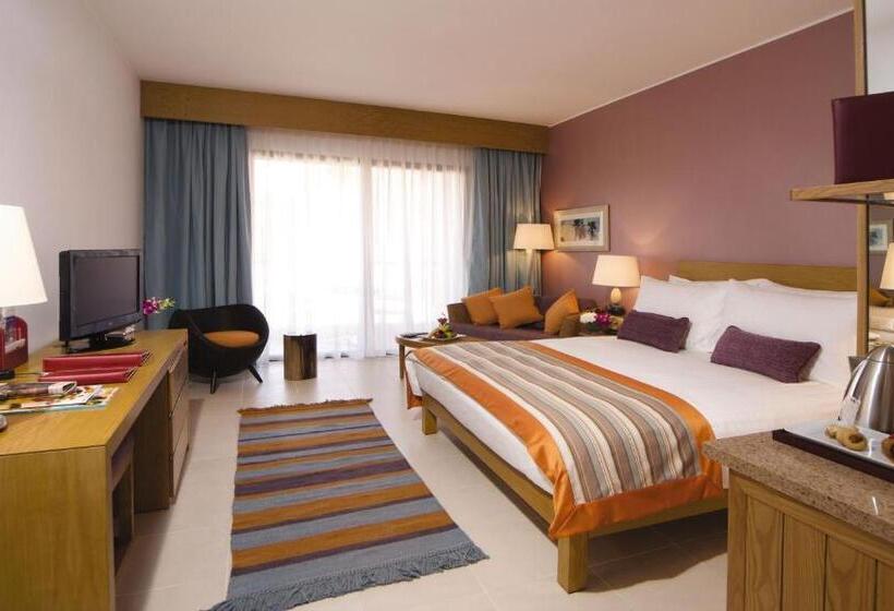 اتاق سوپریور با چشم‌انداز استخر, Movenpick Resort & Spa Tala Bay Aqaba
