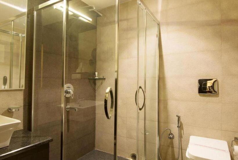 デラックスルーム, Kc Manor